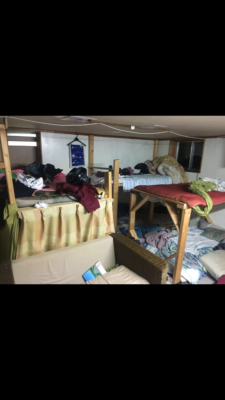 北海道のライダーハウスのドミトリー部屋ベッドたち